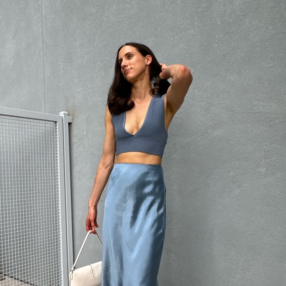 Aritzia Babaton Sculpt Knit Deep V Tank - Picture 3 of 5